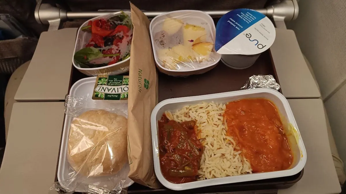 Bovenaf zicht op het Indiase vegetarische (AVML) avondeten bij China Eastern