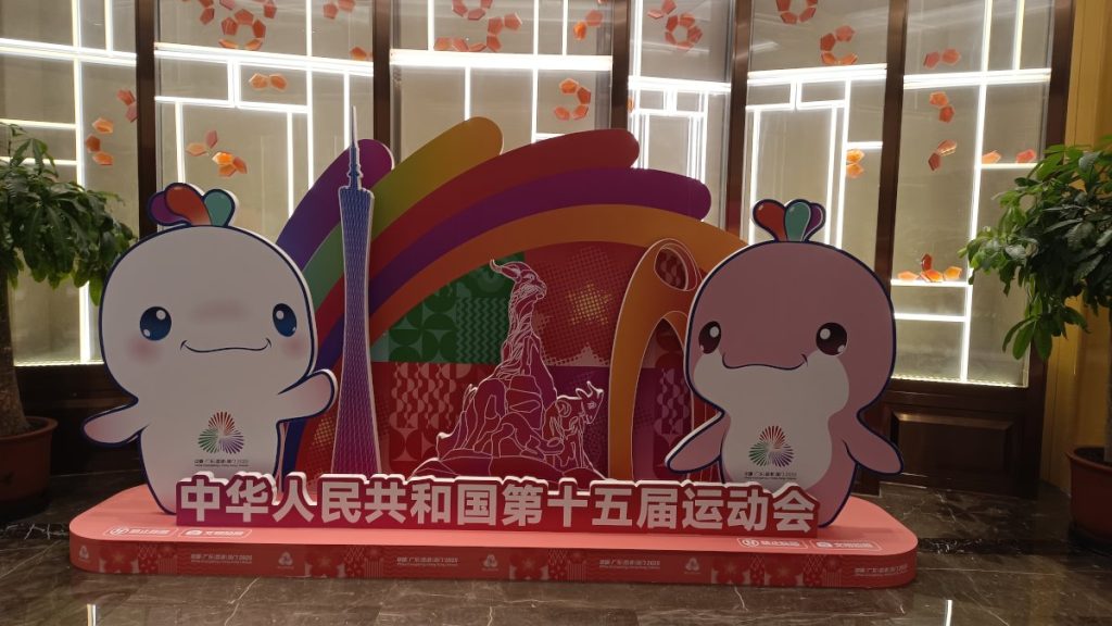 Vrolijke animatiefiguren in de lobby van het China Southern Pearl Hotel