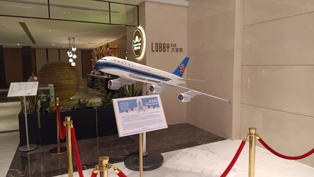 Schaalmodel van A380 vliegtuig in lobby van het China Southern Pearl Hotel