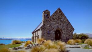 Uitzicht op voorkant van de Good Shepherd kerk met Lake Tekepo en bergen op de achtergrond