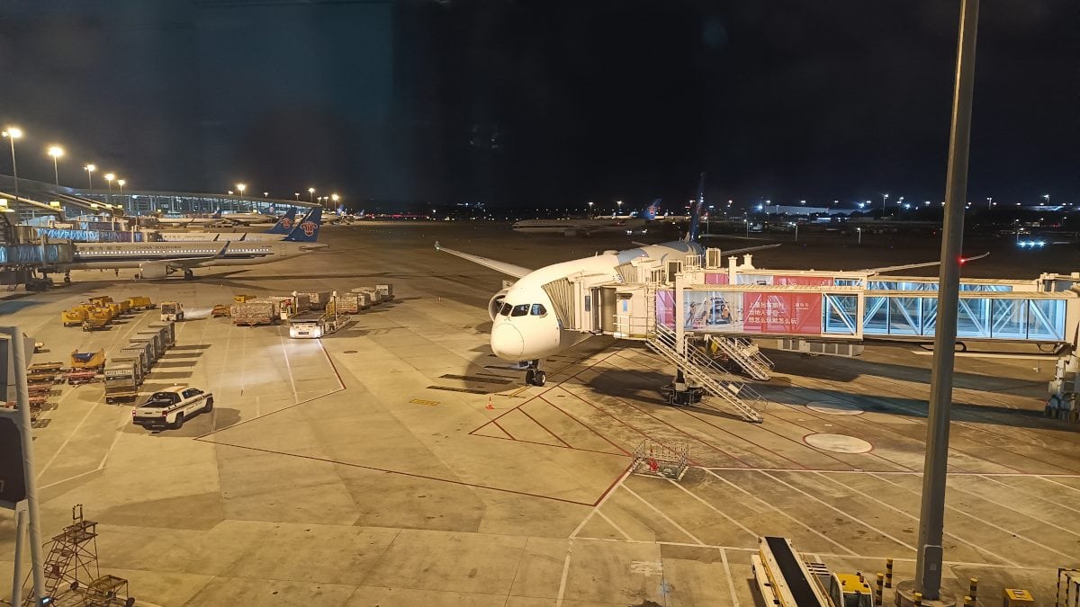 Vliegtuigen aan de gate op Guangzhou Airport, in de avond