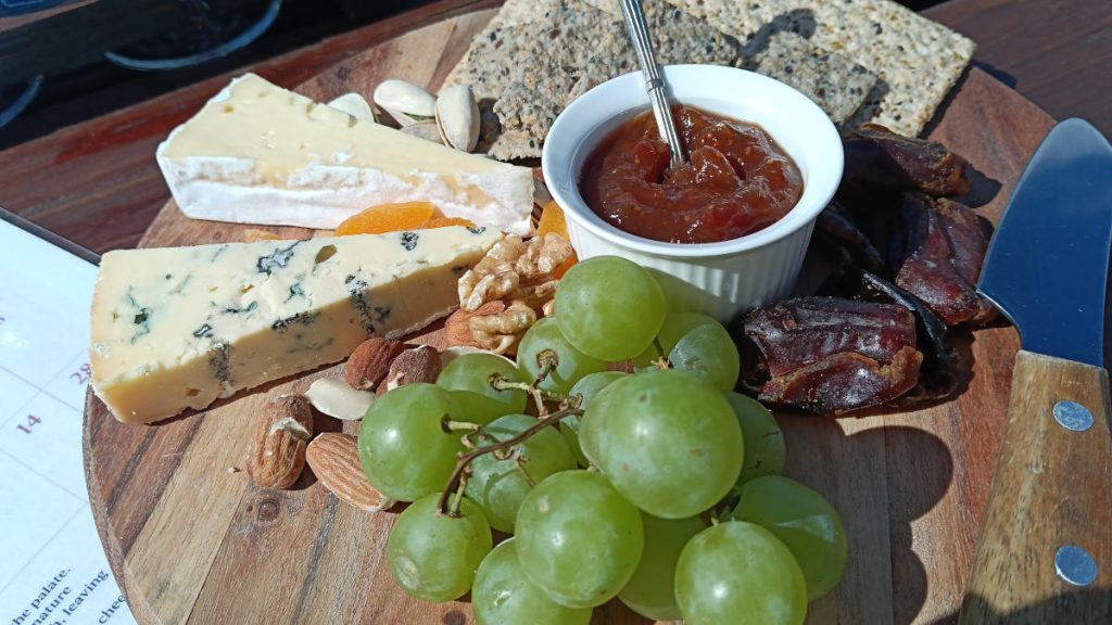 Close-up van de bestelde snacks: kaasplankje en olijven