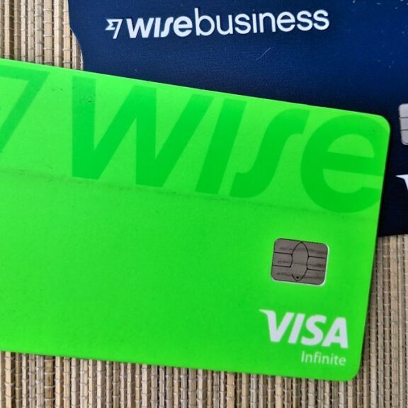 Wise betaalpas - privé en zakelijke versie - bij elkaar op de foto